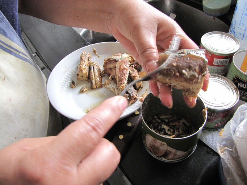 sacarle la piel al pescado