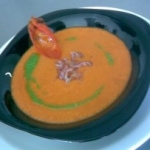 Sopa de puré de tomates y comino con emulsión de rúcula