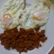 Huevos fritos con picadillo